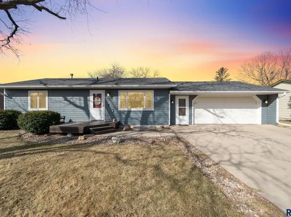 913 S Tracy Dr, Brandon, SD 57005