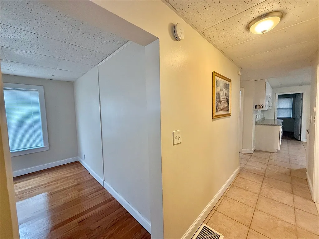 3 bed, 1.0 bath, 9999 sqft, $2,900 — Photo 3