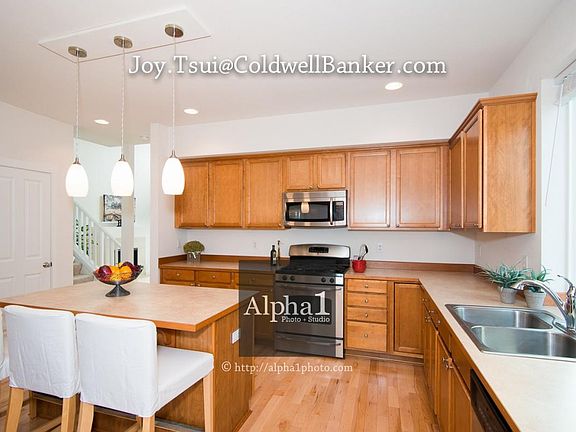 Spacious kitchen. Eating Island.