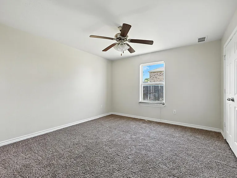 721 E College St — Photo 9