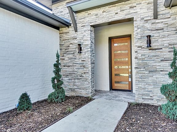 4th image of 248 Saint Andrews Dr E