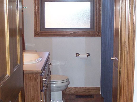 Bathroom with tiled shower/porcelain tub