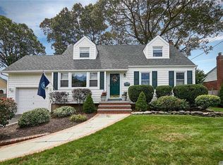 63 Scott St, Massapequa Park, NY 11762