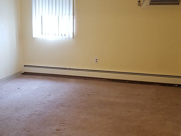 Master bedroom with wall a/c