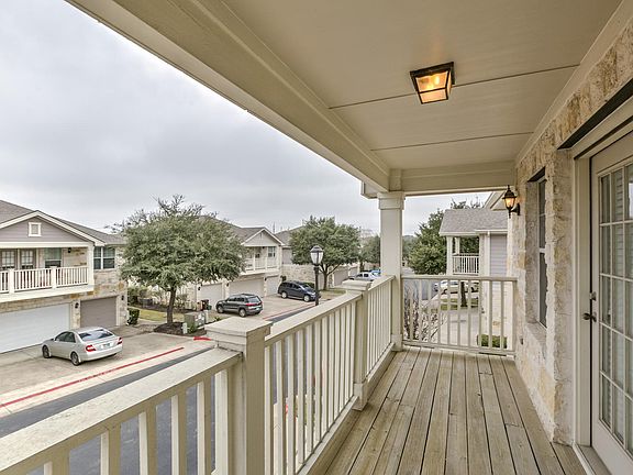 2 spacious balconies
