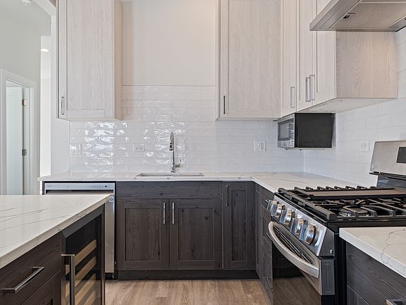 4th image of 2833 N Whipple St #1R