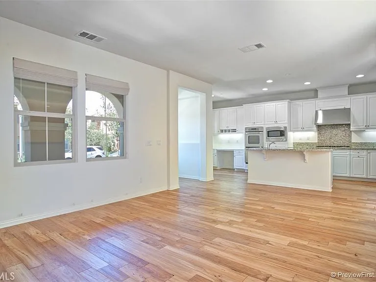 34 Roycroft — Photo 5
