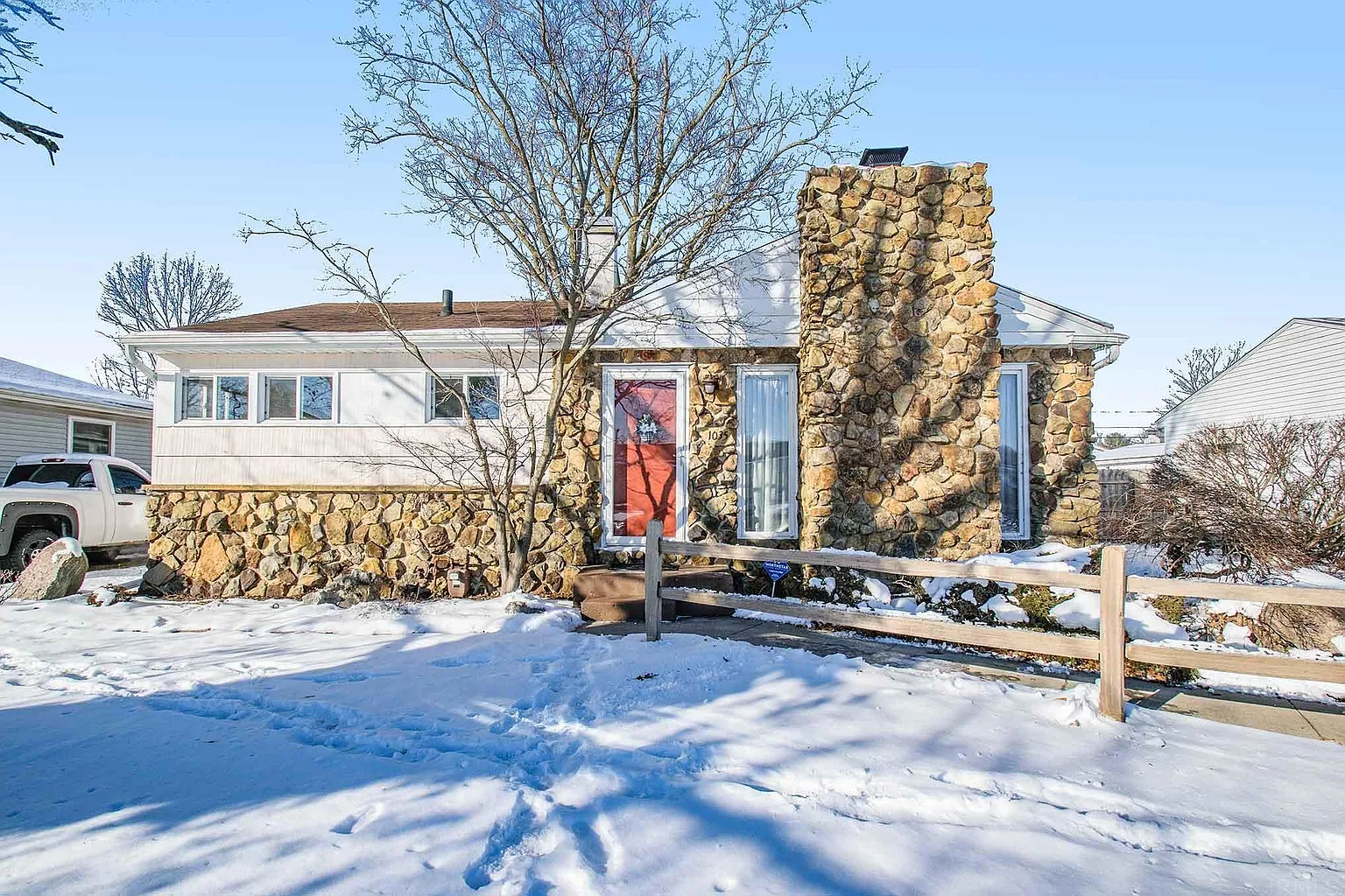 1035 Sussex Dr photo 1