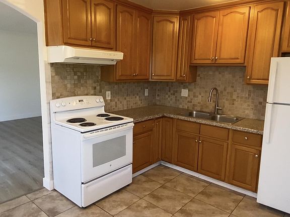 5th image of 3242 Williamsburg Dr APT 4