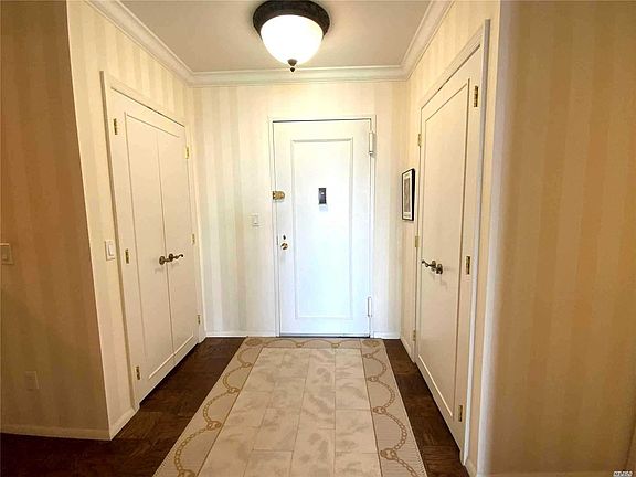 5th image of 26910 Grand Central Pkwy APT 28Z