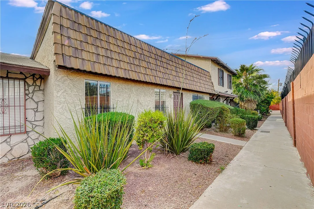2 bed, 2.0 bath, 1052 sqft, $1,000 — Photo 1