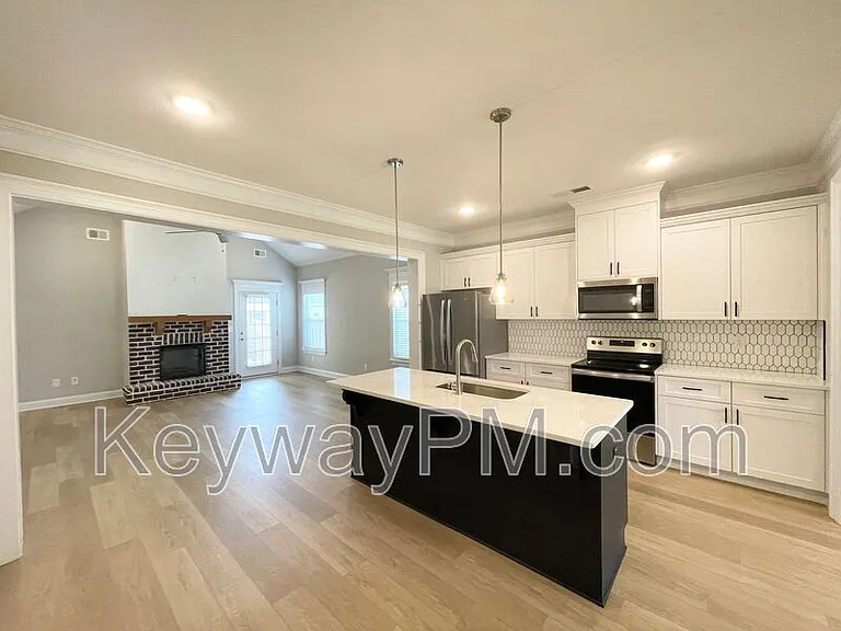 410 Longford St — Photo 7