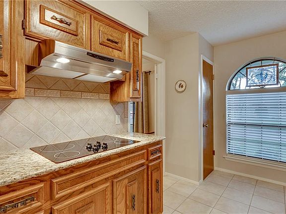 4th image of 1911 Cleburn Dr