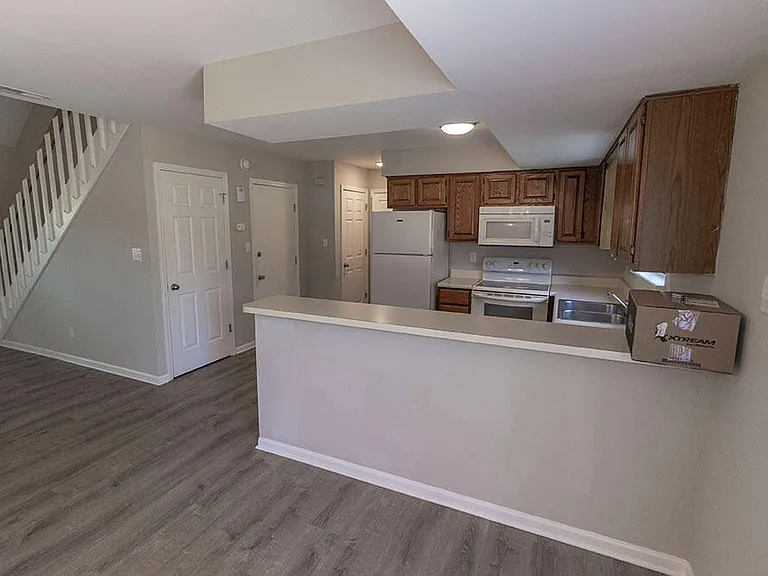 1915 Greenleaves Ct — Photo 7