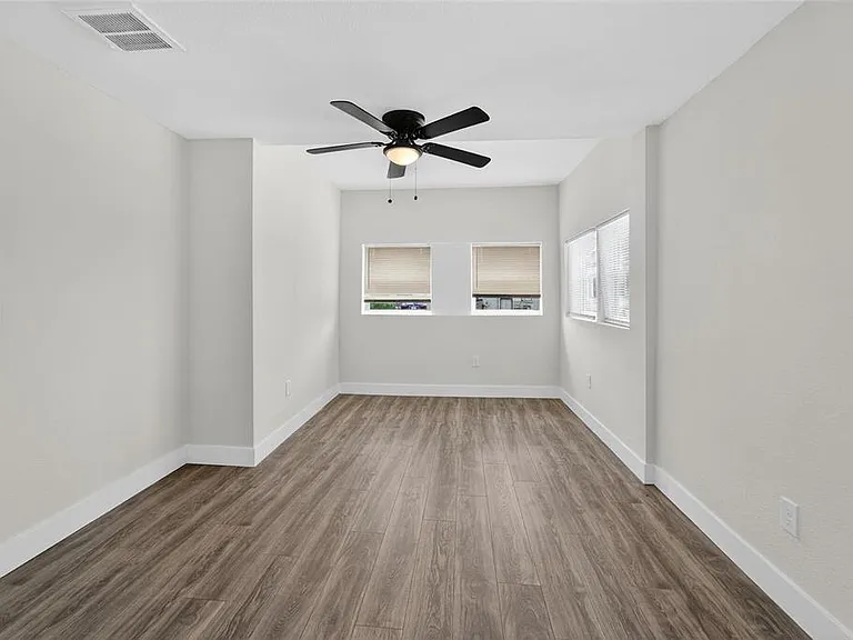 2525 W Beach St — Photo 27