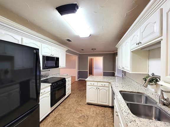 3rd image of 1004 Sierra Dr