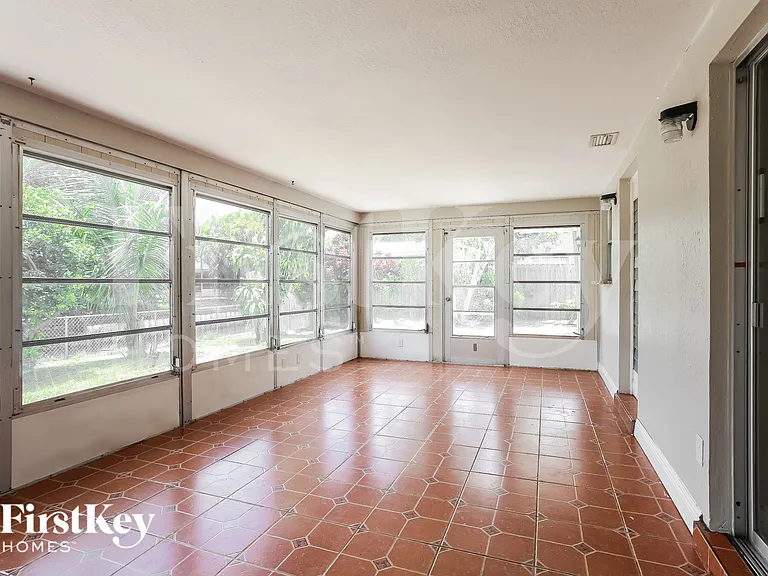 2720 SW 18th St — Photo 8