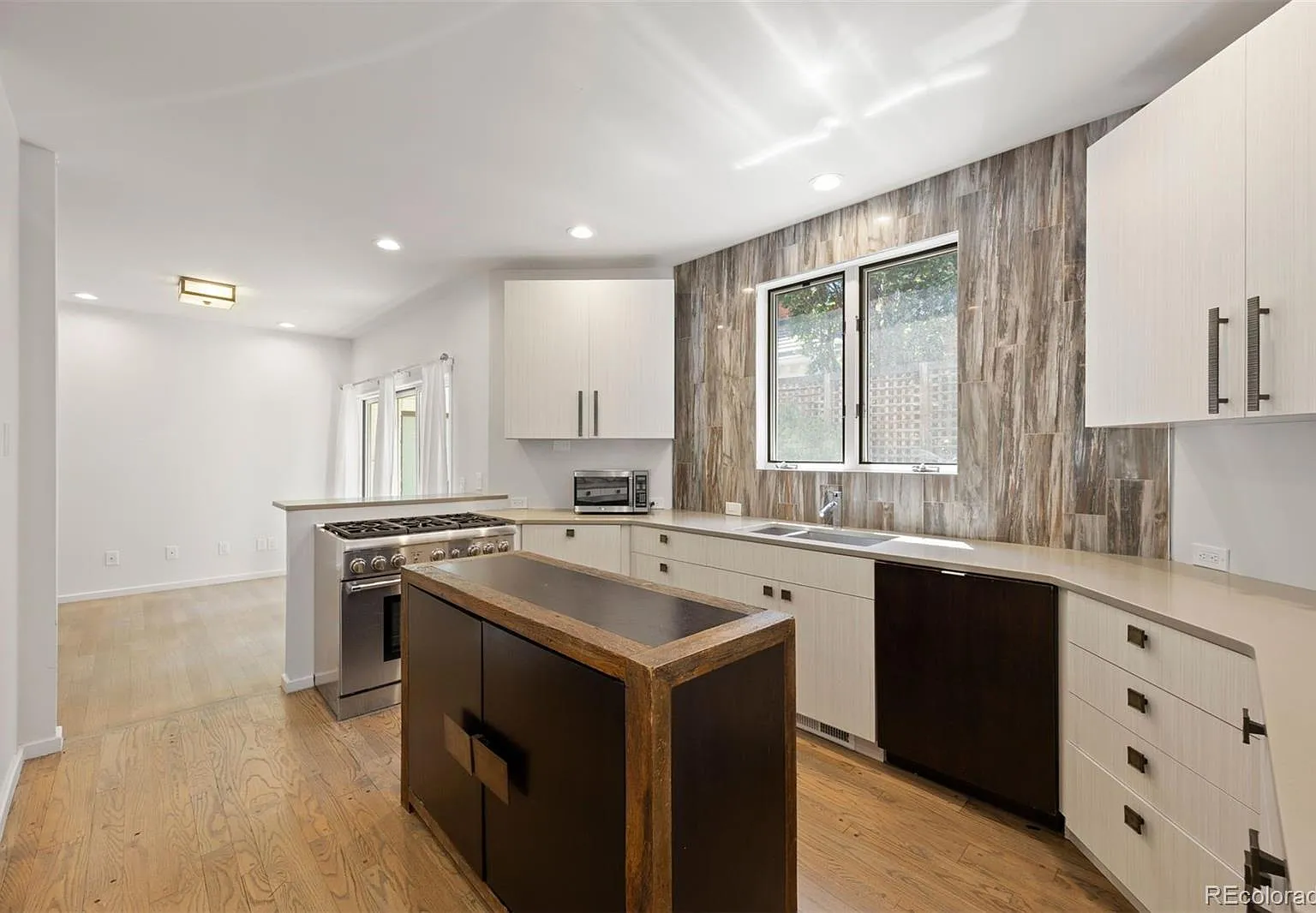 4 bed, 5.0 bath, 3894 sqft, $6,850 — Photo 4