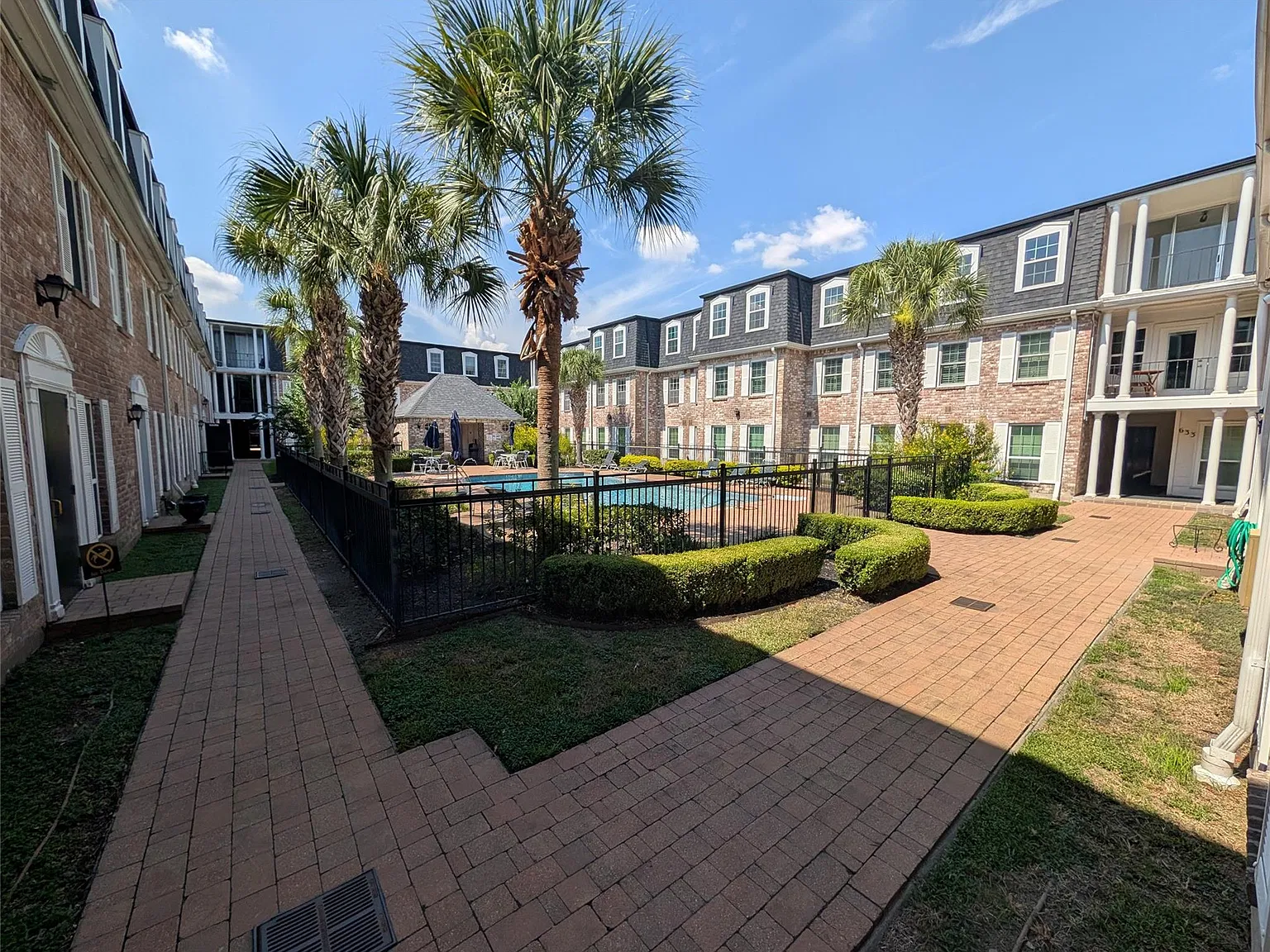 355 N Post Oak Ln — Photo 4
