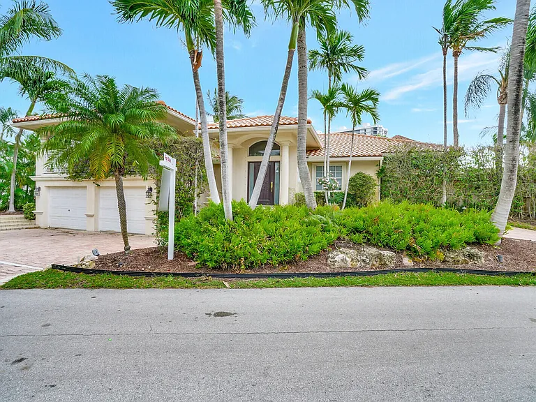290 E Fern Dr — Photo 2