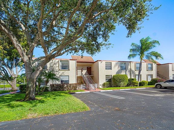 3rd image of 15 Willowbrook Lane #201