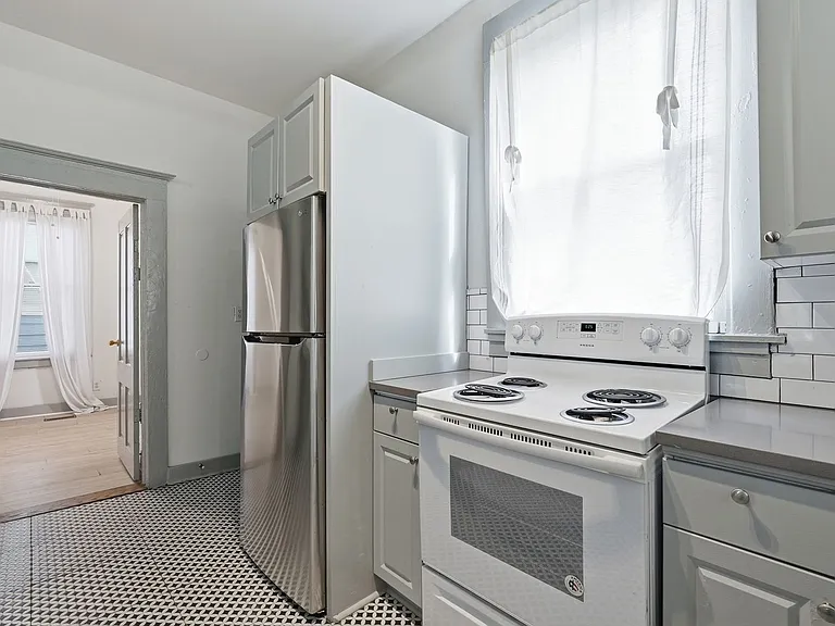 538 E Waldburg St — Photo 25