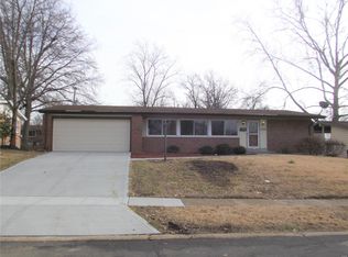 1650 Horseshoe Dr, Florissant, MO 63033