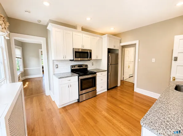 122 Dover Rd Floor 2, West Hartford, CT 06119