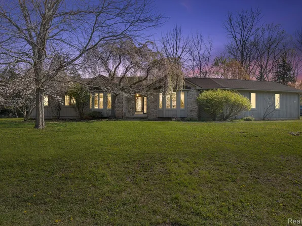 2901 Birchena Cres, West Bloomfield, MI 48324