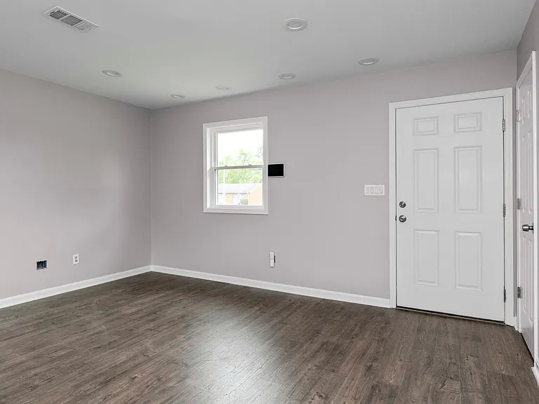 1520 Thames Dr — Photo 12