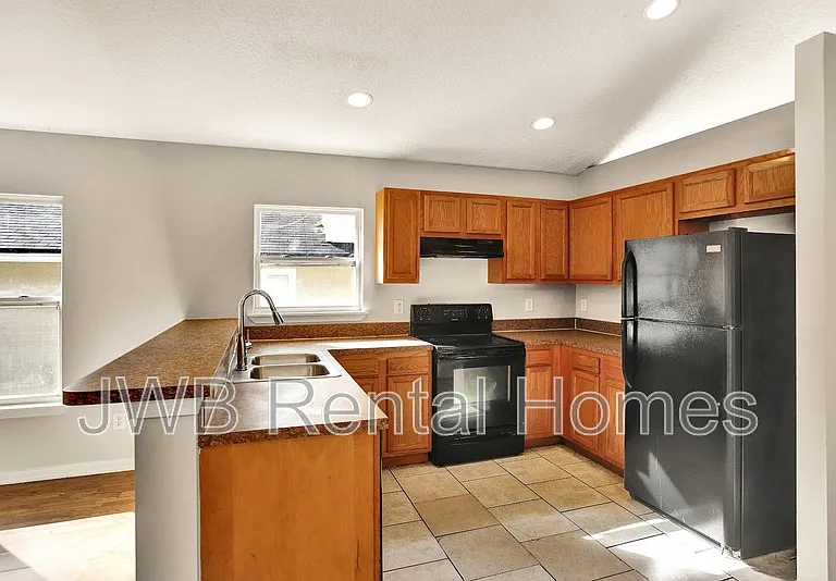 8518 Maple St — Photo 2