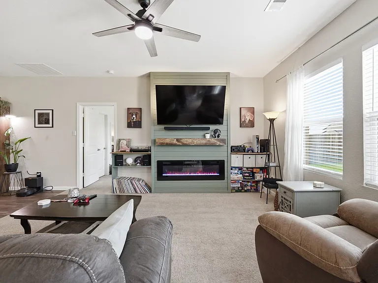 405 Willow Creek Dr — Photo 2