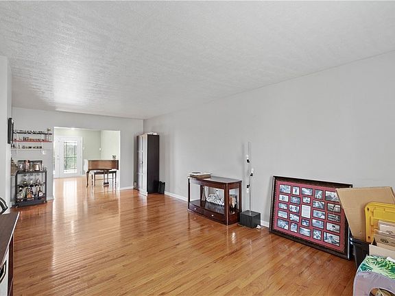 2nd image of 1017 Sir Robert Dr
