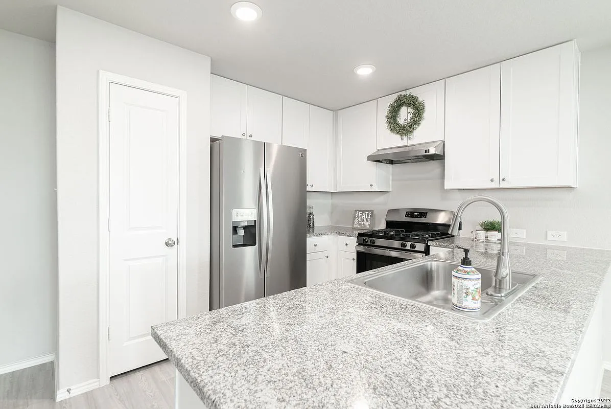 3 bed, 2.0 bath, 1464 sqft, $2,000 — Photo 4