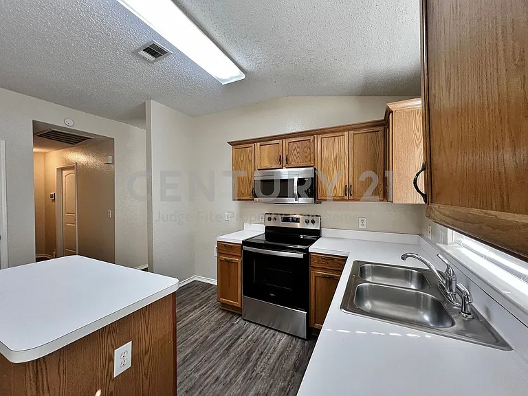 1901 Berkeley Dr — Photo 8
