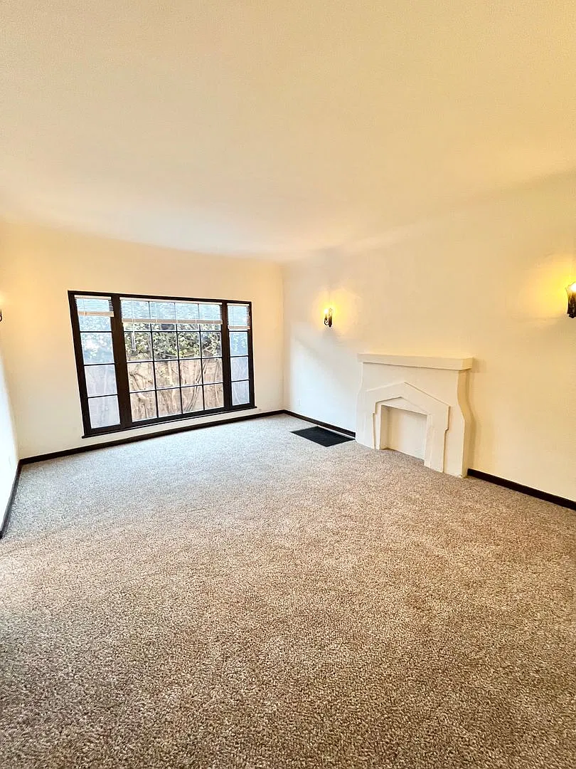 Charming Vintage 1BD/1BA Upstairs Corner Unit Near 7th Street | On-Site Laundry — Photo 1