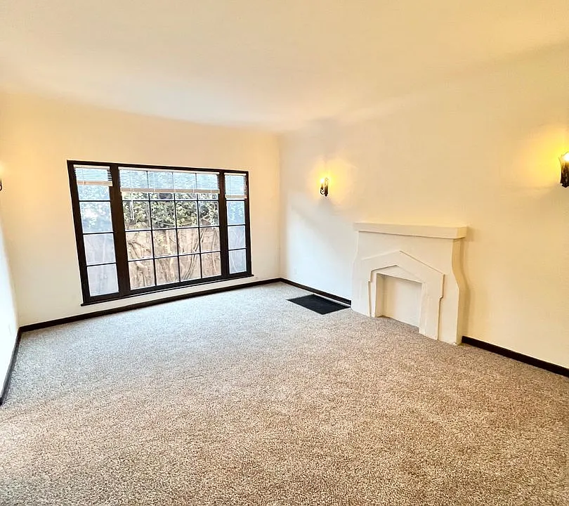 Charming Vintage 1BD/1BA Upstairs Corner Unit Near 7th Street | On-Site Laundry