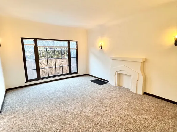 Charming Vintage 1BD/1BA Upstairs Corner Unit Near 7th Street | On-Site Laundry, 658 Temple Ave APT D, Long Beach, CA 90814