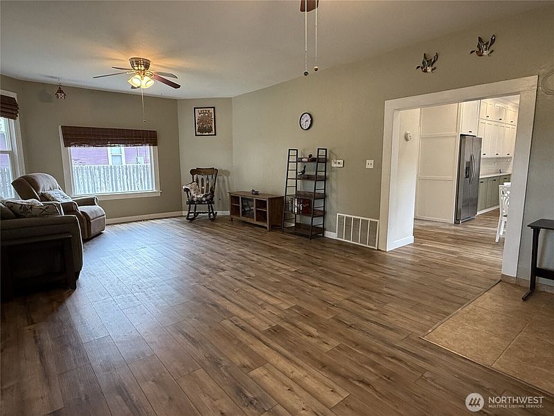 4th image of 416 E Spring Street