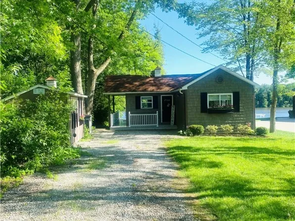 17109 Pointview Ave, Lake Milton, OH 44429