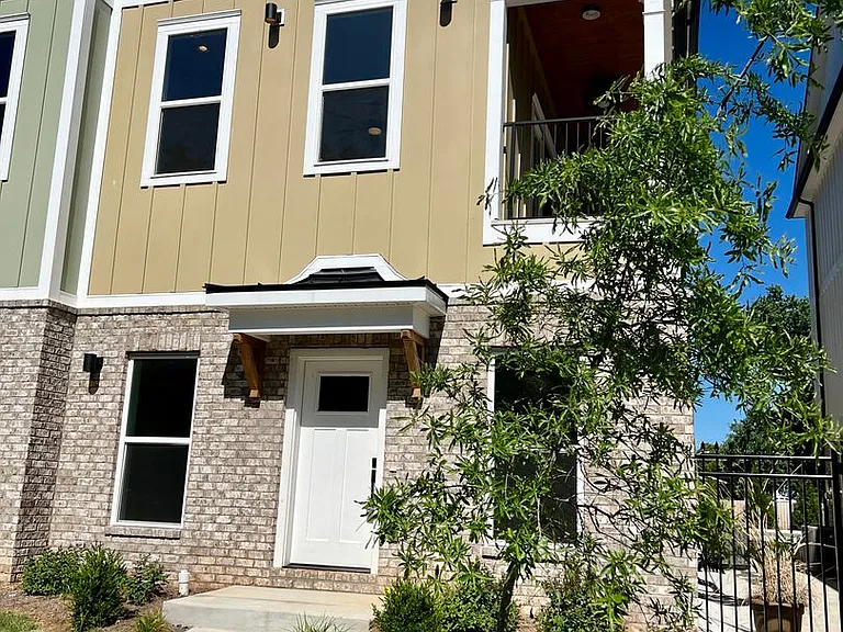 904 N Maple St — Photo 2