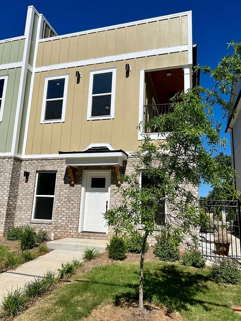 Building Photo - 904 N Maple St