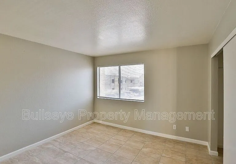1540 W Mercer Ln #4 — Photo 8