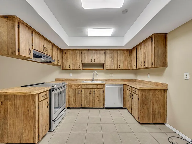932 Robinhood Ct — Photo 7