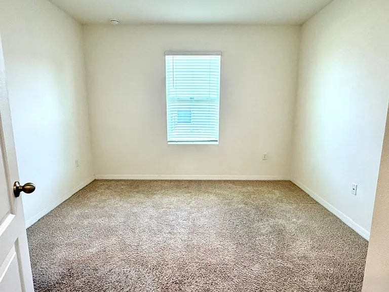 709 Versailles Ln — Photo 14