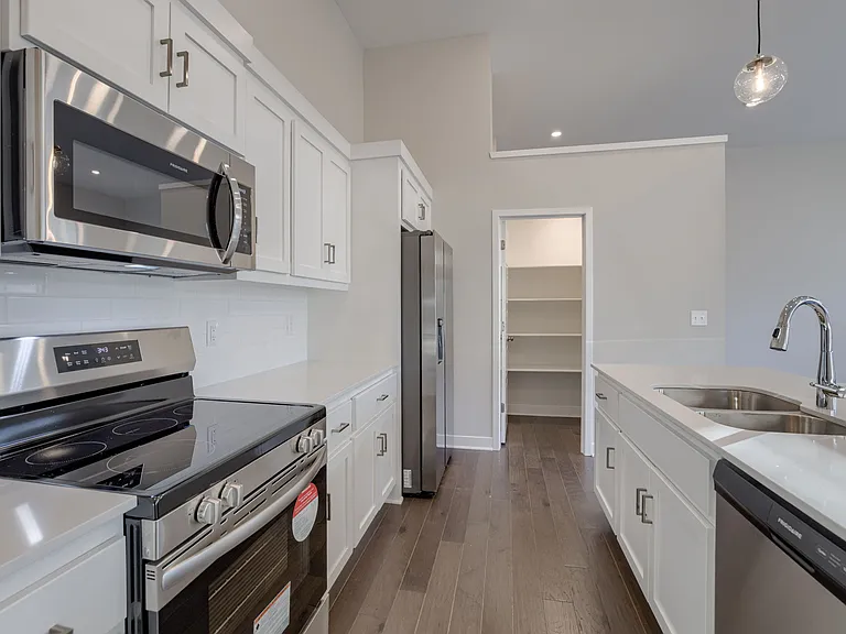 3735 SW Clayton Pl — Photo 8