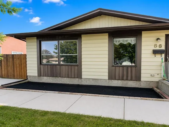 88 E Castleglen Way NE, Calgary, AB T3J 1T3