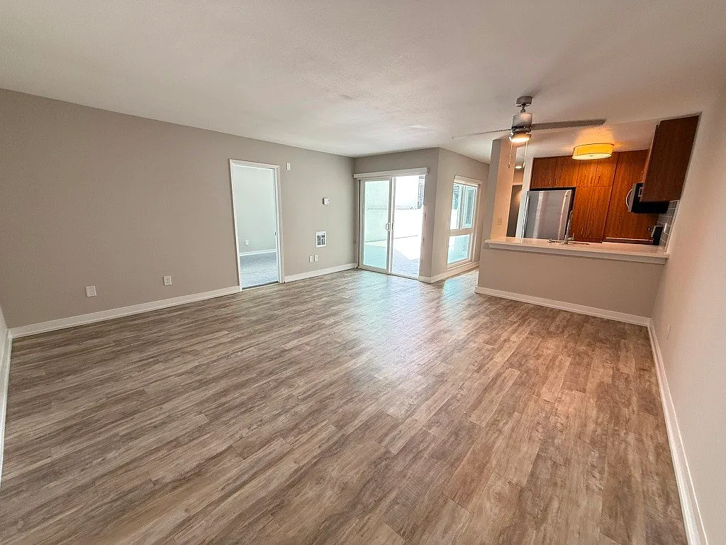 2 bed, 910 sqft, $3,975 — Photo 3