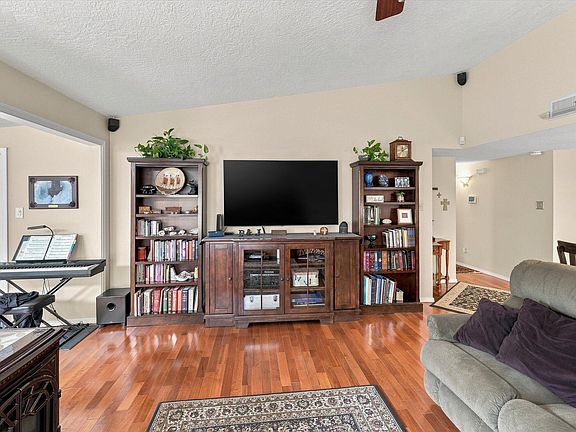 5th image of 7108 Vivian Dr NE