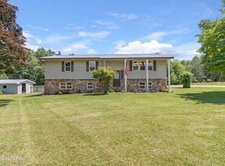 916 Old Deer Lodge Pike, Deer Lodge, TN 37726